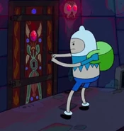 Finn cerca di aprire la porta