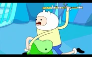 Finn Cerca di trafiggere Re Ghiaccio con il suo flauto