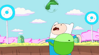 S1e19 Finn throwing boomerang bottle