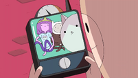 S6e23 Finn looking at pic on phone