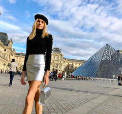 Louvre beret girl.png
