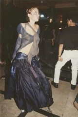 Model in violet.jpg (14 KB)