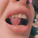 Teeth-implant-heart-pink.jpg (48 KB) 一个人张开嘴巴,咬着粉色的心型种植牙。