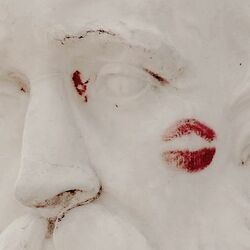 Lipstick-statue.jpg
