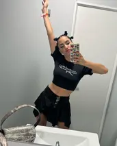 Lali Espósito, an Argentine singer who also tends to have this style, is here dressed up to go to BRESH a typical Milipili party.