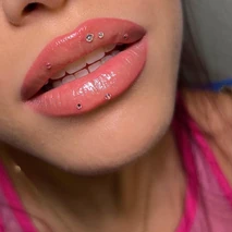 Emilia, previously mentioned, made rhinestone lips a trend in April of 2024. Thanks to being an artist popular in the milipili scene, rhinestone lips quickly became a fashion accessory within it (although she confirmed that she swallowed a rhinestone while eating a hamburger, but seemed okay).