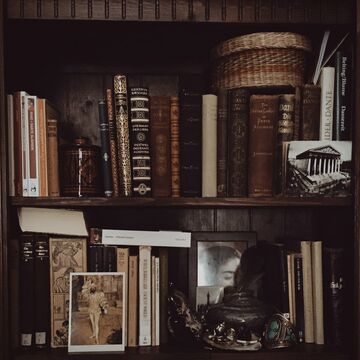 79asd8tld Ejom Check out our guide to dark academia fashion. https aesthetics fandom com wiki dark academia