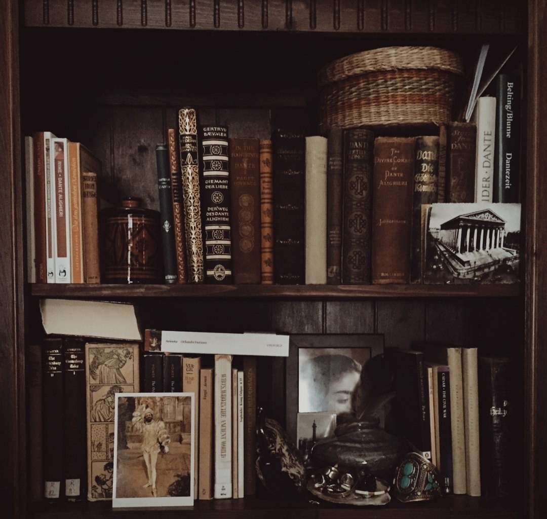 Featured image of post Light Academia Aesthetic Dark Academia Library : Dark academia is a complex aesthetic.