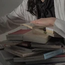 Book pile.jpg (89 KB) @heyviihh on Pinterest