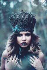 Here is the makeup and headdress of another woman. Both suit the dark fantasy aesthetic!