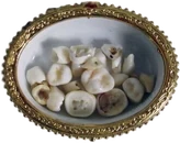 268149594001211.png (149 KB) 镶有金边的白色容器中的乳牙。