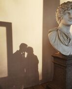 Museum-couple-kiss-shadow-bust-sculpture