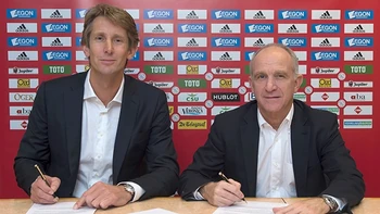  en Kinsbergen tekenen contract.