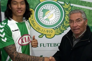 Suk bij zijn presentatie voor  met zijn Ajax-tattoages.