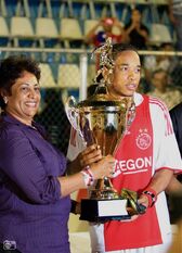 Urby Emanuelson met de Trofee