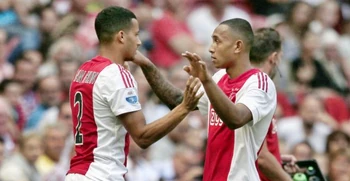 Van Rhijn moest in het nieuwe seizoen zijn plek afstaan aan de jonge .