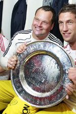 Verhoeven en Maarten Stekelenburg met de schaal, Landskampioenschap 2011