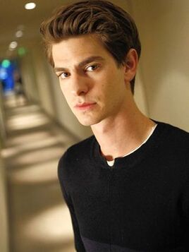 Photoshoots-Portraits-Set-028-andrew-garfield-31635833-300-400