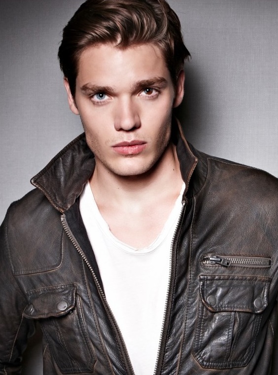 dominic sherwood eyes colour