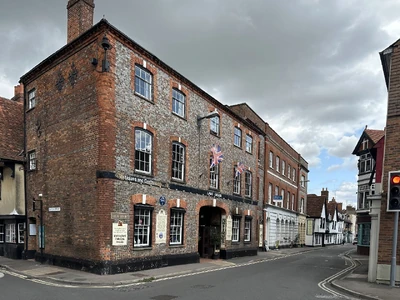 High Street, Wallingford. The Lamb is nearest the camera. The white building to the left, 2 blocks down is the George. So which inn did Christie really intend Poirot and Hastings to dine at?
