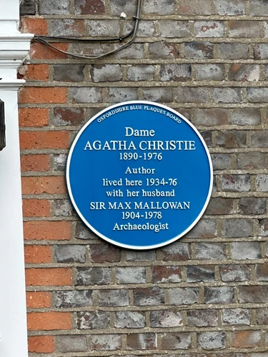 Winterbrook plaque.jpg (473 KB) Detail of the blue plaque by the door of Winterbrook House. From some angles, the plaque would be obscured by the hedge. One does need to know where to look.