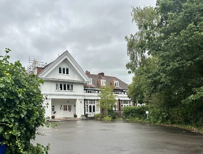 The Dormy House, just across the road from the entrance to Sunningdal Golf Course. The Hollabys stayed here.