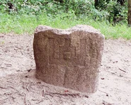 Piedra encontrada en la colina de Rambynas, tallada en ella los Pilares de Gediminas, uno de los símbolos de Lituania más tempranos y su heráldica histórica.