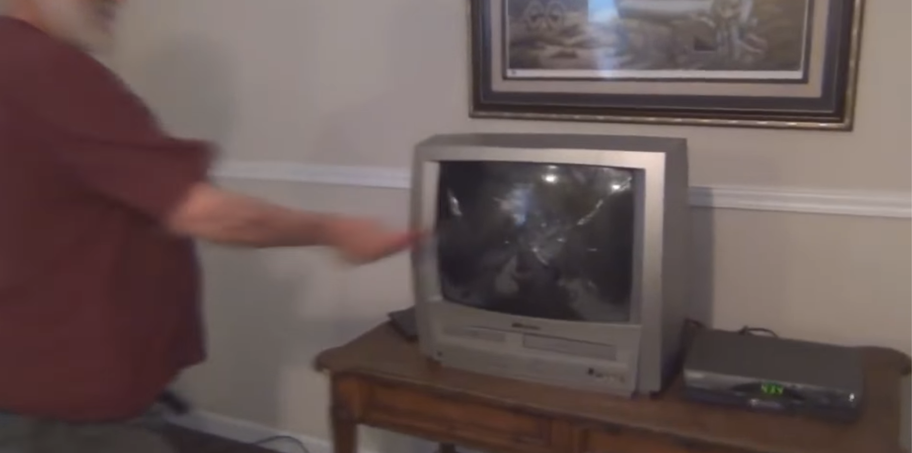 Дед сломал телевизор. Телевизор с плоскогубцами. Злой дед разбил телевизор.
