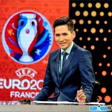 MC Nguyễn Quốc Khánh trong chương trình bình luận giải đấu UEFA Euro 2016 của VTV