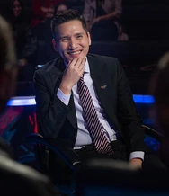 MC Nguyễn Quốc Khánh trong buổi ghi hình Ai là triệu phú