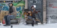 Jodie spielt Gitarre, um Essensgeld zu bekommen