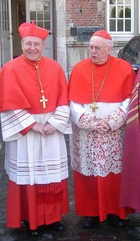 Les cardinaux  (gauche) et  (droite) portant leurs &nbsp; : coiffés de la  et de la , une  sur leur poitrine, leurs  recouvrent un  (surplis blanc à dentelle) et une  rouge.