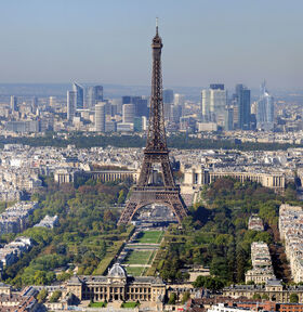 La tour Eiffel, et les gratte-ciel de la Défense en arrière-plan.