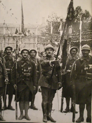  et son drapeau décoré de la Légion d'honneur et de la médaille militaire le 13 juillet 1919 à Paris, place de l'Hôtel-de-Ville
