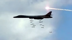 B1bombnflare.jpg (30 KB) A B-1 dropping bombs and using MJU 23 flares