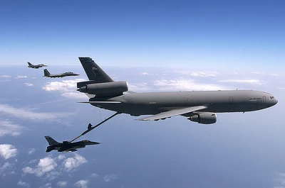 A KC-10 Extender of the US Air Force refuelling a F-16 Fighting Falcon.