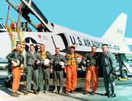 781px-The Mercury Seven in front of a F-106 Delta Dart