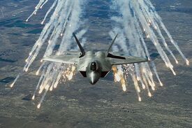 800px-F-22 flares