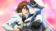 Esdeath abrazando a Tatsumi