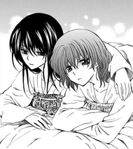 Lili abraza a Yona