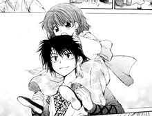 Hak alza a Yona en sus hombros