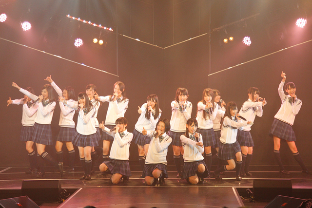 チームK4 研究生 被りあり 僕たちは戦わない 劇場 生写真 HKT48 制服の芽」公演の千秋楽終演後、「KⅣ」ポーズを決めるHKT48