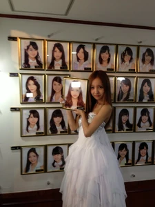 Itano Tomomi, removing her Portrait from the AKB48 Theater Wall