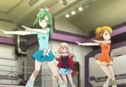 Nyan-Nyan and the others repeating the choregraphy of the song "River".