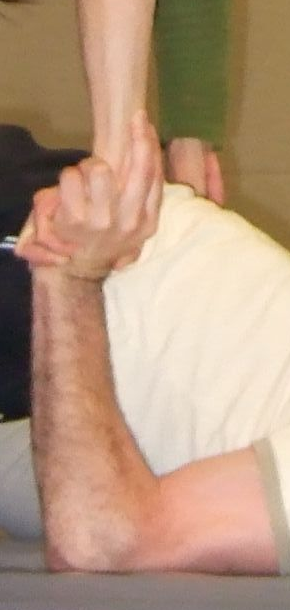 Hand in Hand (Ellbogen auf Boden) zwo.png