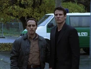 Biszumbitterenende2.jpg (102 KB) Semir erzählt Tom von seinem Verdacht.