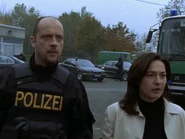 Biszumbitterenende6.jpg (101 KB) Frau Engelhardt und der SEK-Einsatzleiter erkennen den wahren Täter...