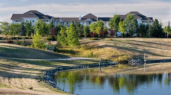 Des immeubles d'appartements au sud de Red Carpet, le long d'.