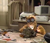 ALF: Tratando De Reparar Su Nave