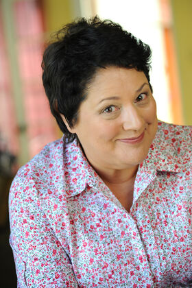 MV5BMTQ1NDg5MzAxMF5BMl5BanBnXkFtZTgwMTcwODY2NjE@. V1 